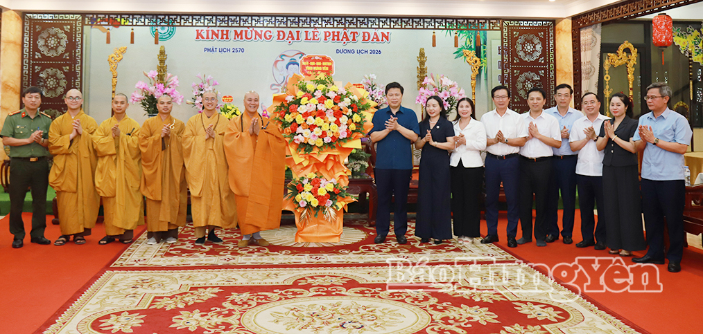 Đồng chí Trần Quốc Toản, Phó Bí thư Thường trực Tỉnh ủy, Chủ tịch Ủy ban MTTQ Việt Nam tỉnh thăm, chúc mừng chức sắc, chức việc, tín đồ, phật tử chùa Tiên Quán