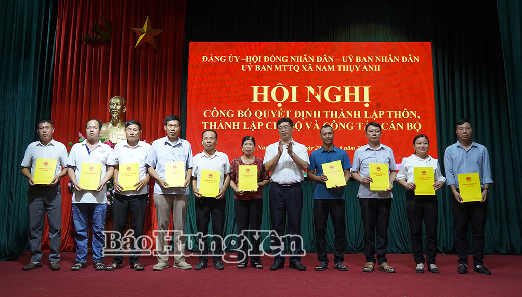Đồng chí Vũ Ngọc Trì, Phó Chủ tịch HĐND tỉnh dự hội nghị công bố quyết định thành lập thôn tại xã Nam Thụy Anh