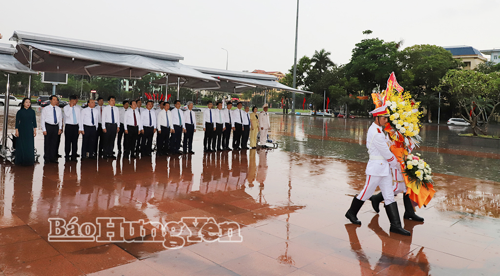 Đoàn đại biểu Tỉnh ủy, HĐND, UBND, Ủy ban MTTQ Việt Nam tỉnh dâng hoa nhân kỷ niệm 111 năm ngày sinh Tổng Bí thư Nguyễn Văn Linh