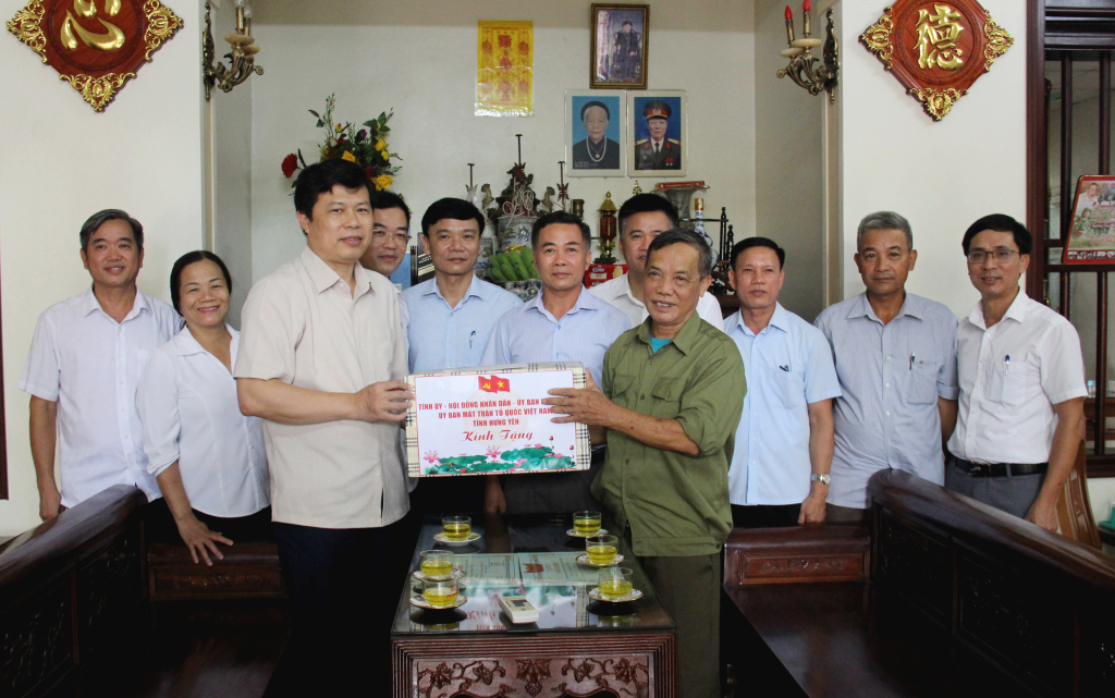 Đồng chí Phó Bí thư Thường trực Tỉnh ủy Trần Quốc Toản thăm, tặng quà người có công với cách mạng trên địa bàn huyện Kim Động