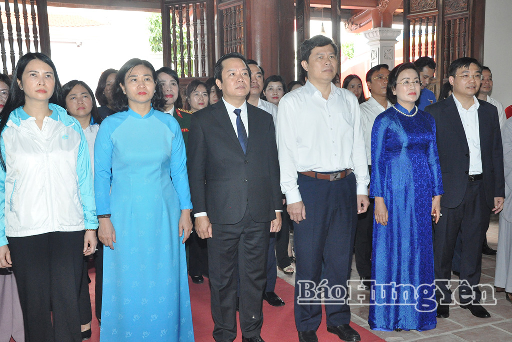 Đoàn đại biểu Trung ương Hội Liên hiệp Phụ nữ Việt Nam dâng hương tại Khu lưu niệm Tổng Bí thư Nguyễn Văn Linh và một số địa chỉ đỏ