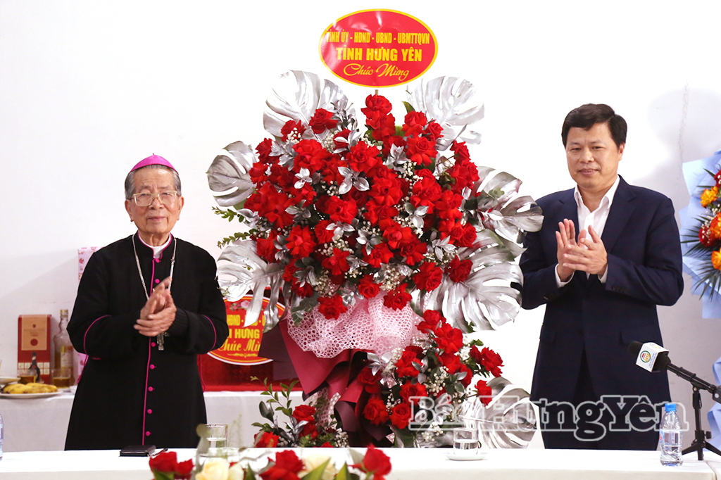 Đồng chí Trần Quốc Toản, Phó Bí thư Thường trực Tỉnh ủy, Chủ tịch Ủy ban MTTQ Việt Nam tỉnh thăm, chúc mừng Trung tâm mục vụ Lòng Chúa thương xót Giáo phận Thái Bình nhân dịp lễ Giáng sinh