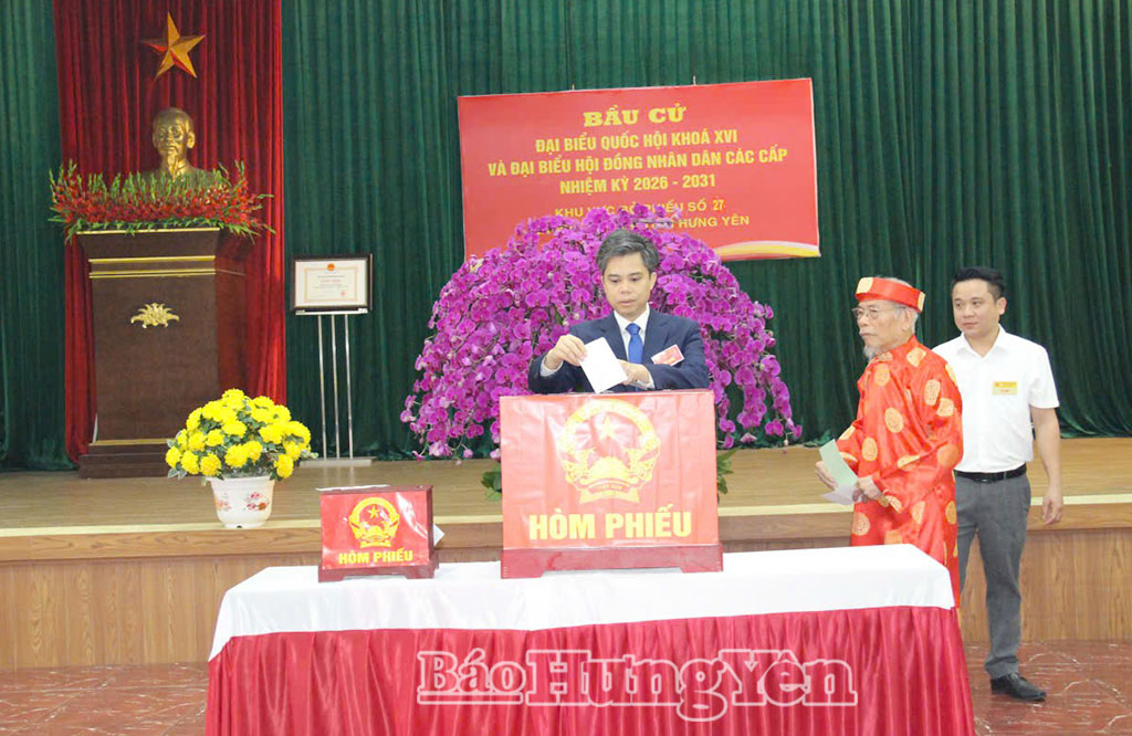 Đồng chí Trưởng ban Tuyên giáo và Dân vận Tỉnh ủy Nguyễn Văn Chiến dự lễ khai mạc bầu cử tại khu vực bỏ phiếu số 27, xã Như Quỳnh