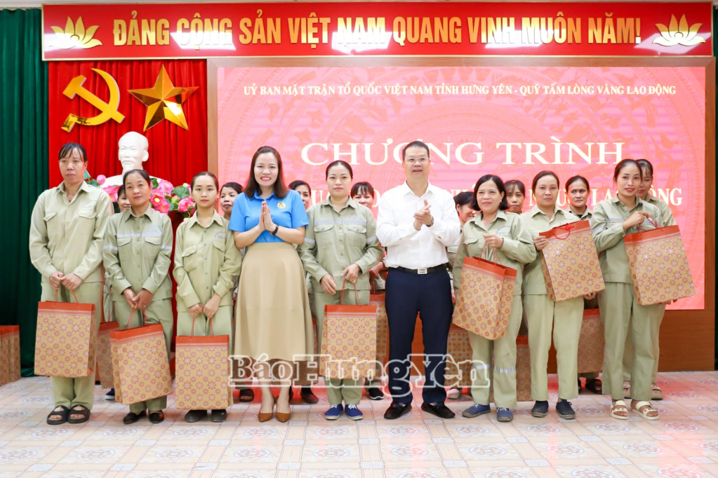 Trao quà cho công nhân và gia đình có hoàn cảnh khó khăn