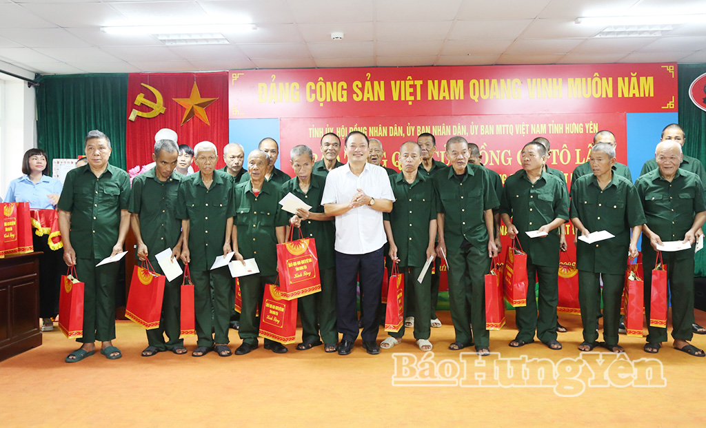 Đồng chí Trần Quốc Văn, Phó Bí thư Tỉnh ủy, Chủ tịch HĐND tỉnh thăm, tặng quà tại Trung tâm Bảo trợ xã hội tổng hợp Thái Bình