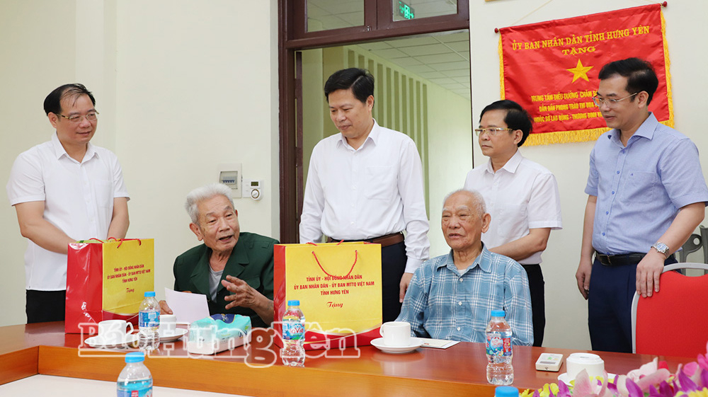 Đồng chí Trần Quốc Toản, Phó Bí thư Thường trực Tỉnh ủy, Chủ tịch Ủy ban MTTQ Việt Nam tỉnh thăm, tặng quà người có công và hộ nghèo