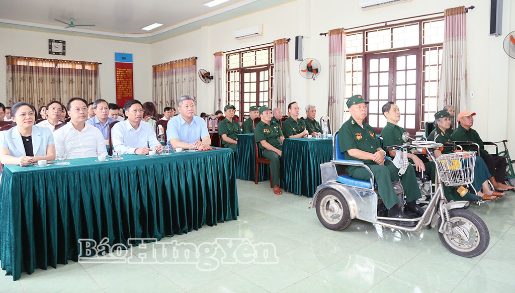 Đồng chí Phó Bí thư Tỉnh ủy, Chủ tịch UBND tỉnh Nguyễn Mạnh Quyền thăm, tặng quà thương binh, bệnh binh và hộ nghèo
