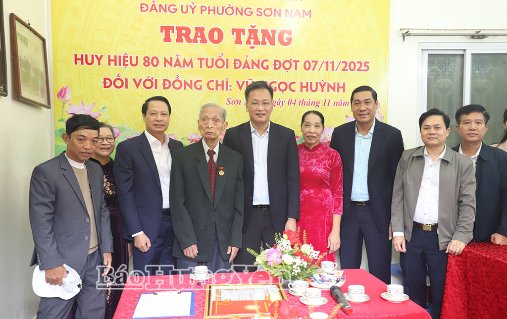 Đồng chí Bí thư Tỉnh ủy Nguyễn Hữu Nghĩa trao Huy hiệu 80 năm tuổi Đảng tặng đảng viên Vũ Ngọc Huỳnh