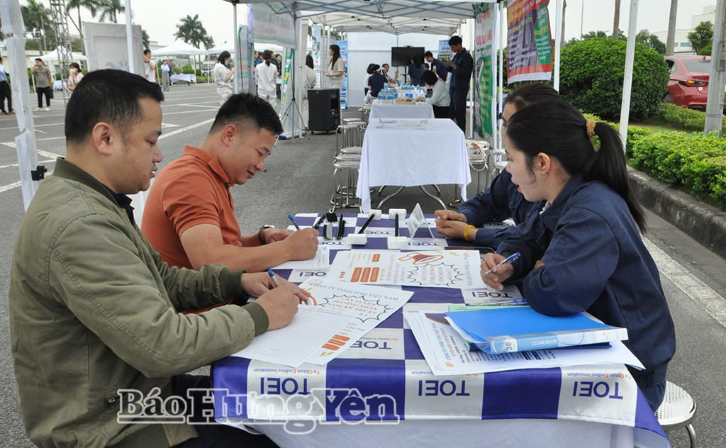 Hơn 1.000 lượt người được tư vấn, cung cấp thông tin về thị trường lao động