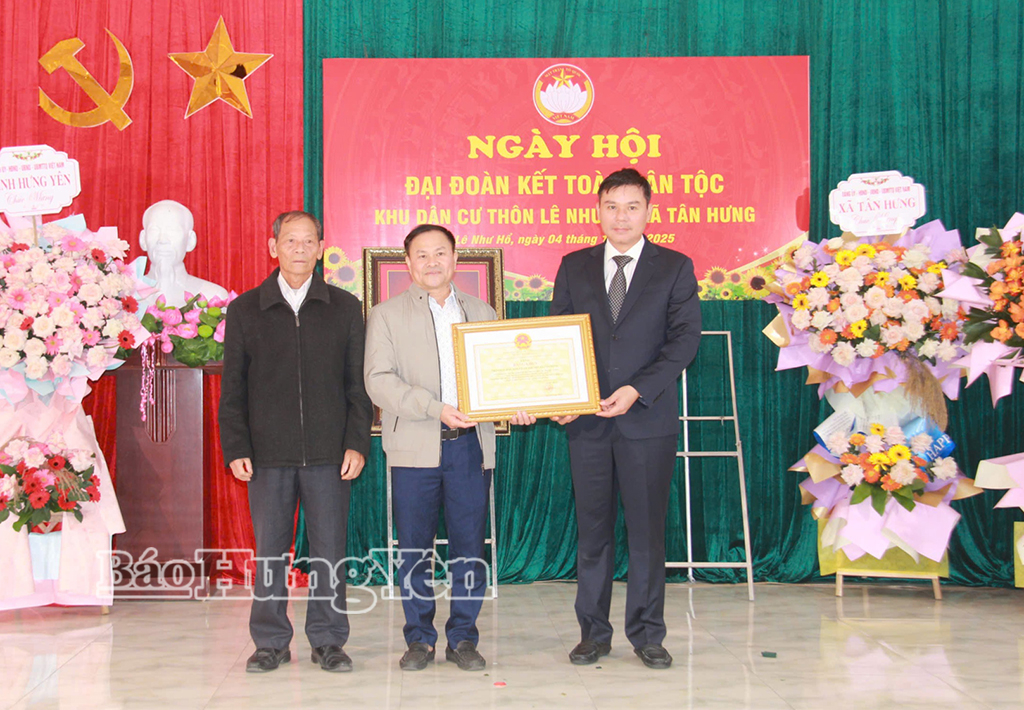 Đồng chí Phó Chủ tịch Thường trực UBND tỉnh Nguyễn Lê Huy dự Ngày hội Đại đoàn kết toàn dân tộc tại khu dân cư thôn Lê Như Hổ