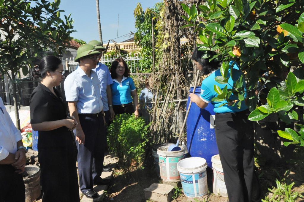 Đồng chí Phó Chủ tịch UBND tỉnh Nguyễn Duy Hưng kiểm tra việc thực hiện đề án về bảo vệ môi trường