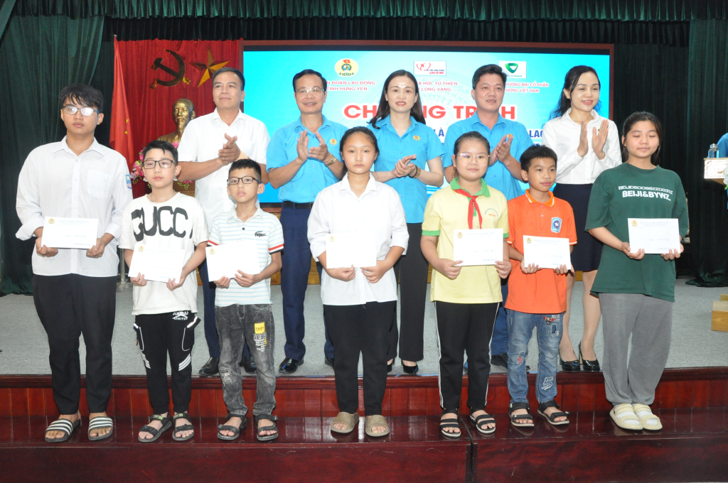 Trao học bổng cho con công nhân lao động có hoàn cảnh khó khăn, vượt khó học giỏi