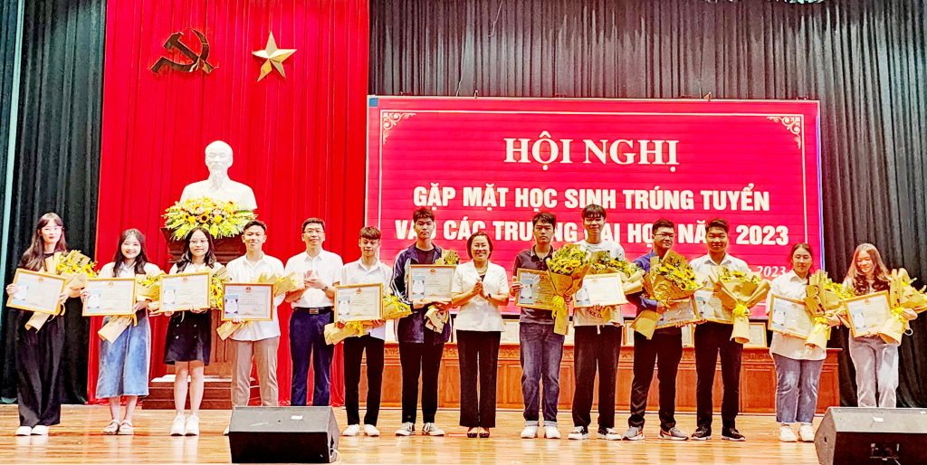 Thị xã Mỹ Hào, huyện Yên Mỹ: Tuyên dương học sinh giỏi và học sinh tiêu biểu trúng tuyển đại học năm 2023