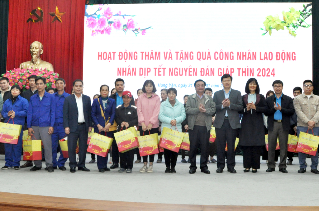 Bộ trưởng Bộ Nông nghiệp và Phát triển nông thôn Lê Minh Hoan thăm, tặng quà công nhân lao động có hoàn cảnh khó khăn