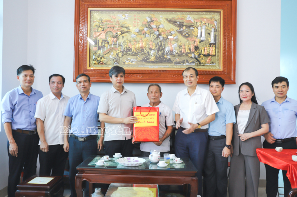 Đồng chí Trưởng Ban Tuyên giáo và Dân vận Tỉnh ủy Nguyễn Văn Chiến thăm, tặng quà thương binh tại xã Tiên Tiến