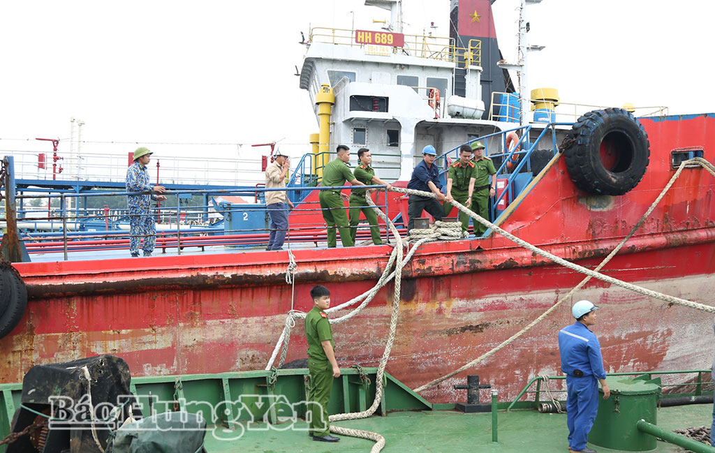 Phát triển kinh tế - xã hội gắn với tăng cường quốc phòng, an ninh