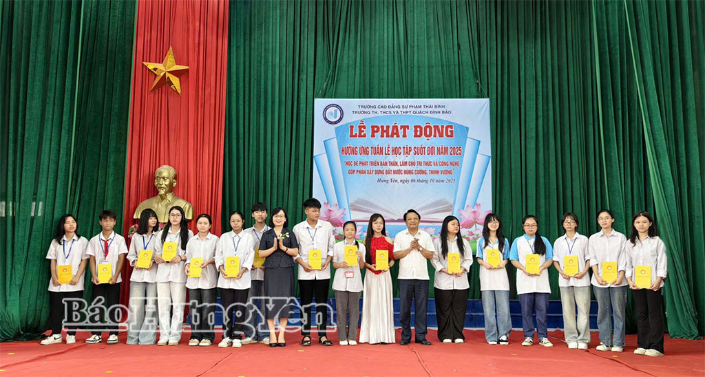 Trường Tiểu học, THCS và THPT Quách Đình Bảo: Nhiều học sinh được khen thưởng, trao học bổng 