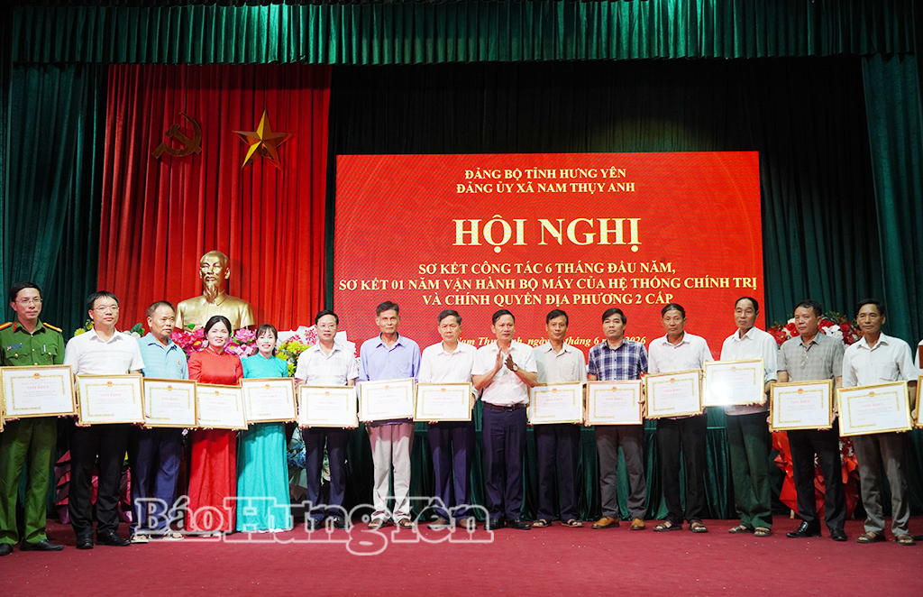 Xã Nam Thụy Anh: Sơ kết 1 năm thực hiện chính quyền địa phương 2 cấp và trao Huy hiệu Đảng tặng các đảng viên