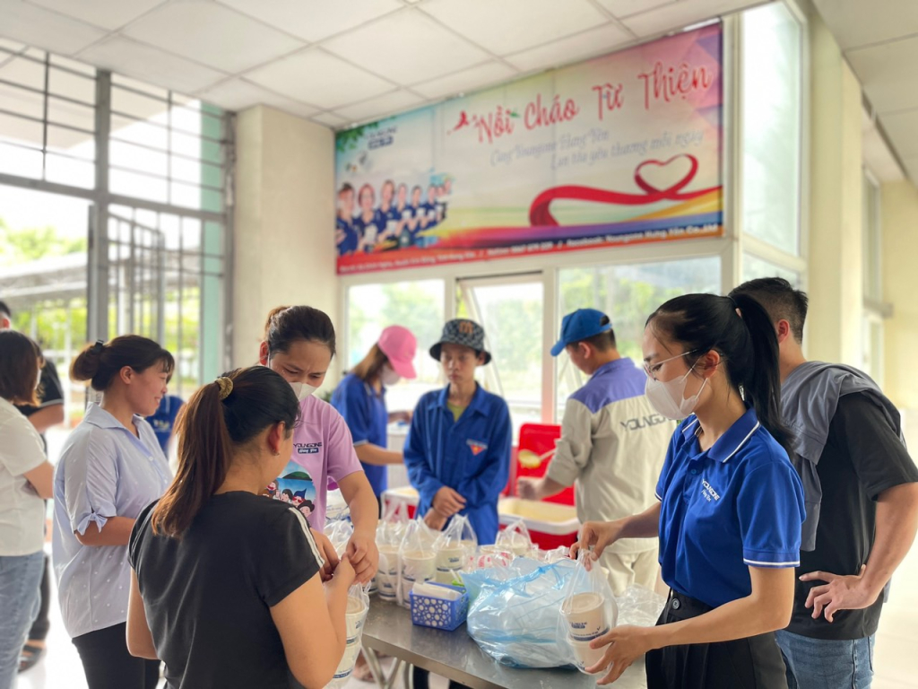 “Nồi cháo từ thiện” của nhóm thiện nguyện Youngone Hưng Yên