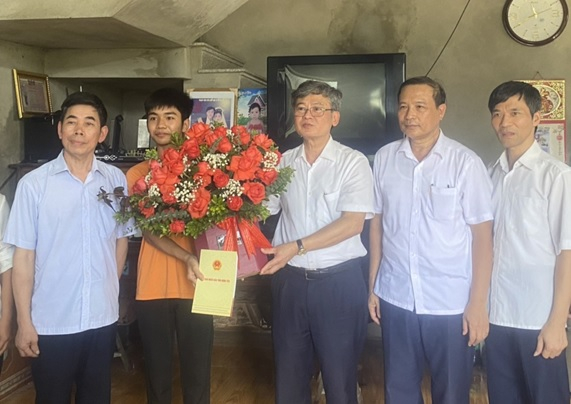 Phó Chủ tịch UBND tỉnh Nguyễn Duy Hưng tặng quà học sinh nghèo là thủ khoa khối C toàn tỉnh