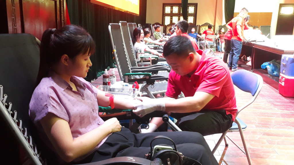 Tiên Lữ: Hơn 200 người tham gia ngày hội hiến máu nhân đạo