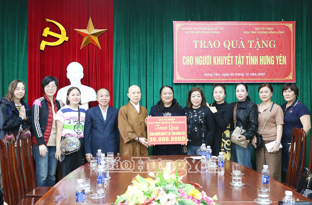 Trao quà hỗ trợ người khuyết tật