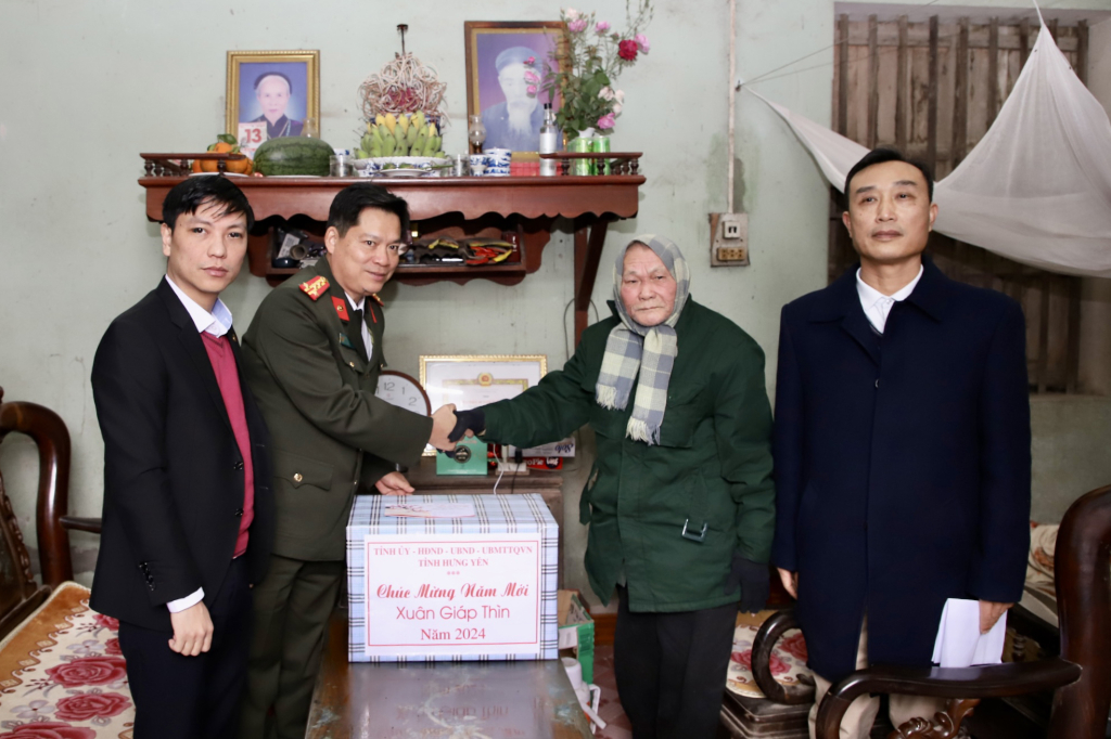 Tặng quà Tết đảng viên cao tuổi Đảng, người có công và công nhân lao động tại huyện Khoái Châu