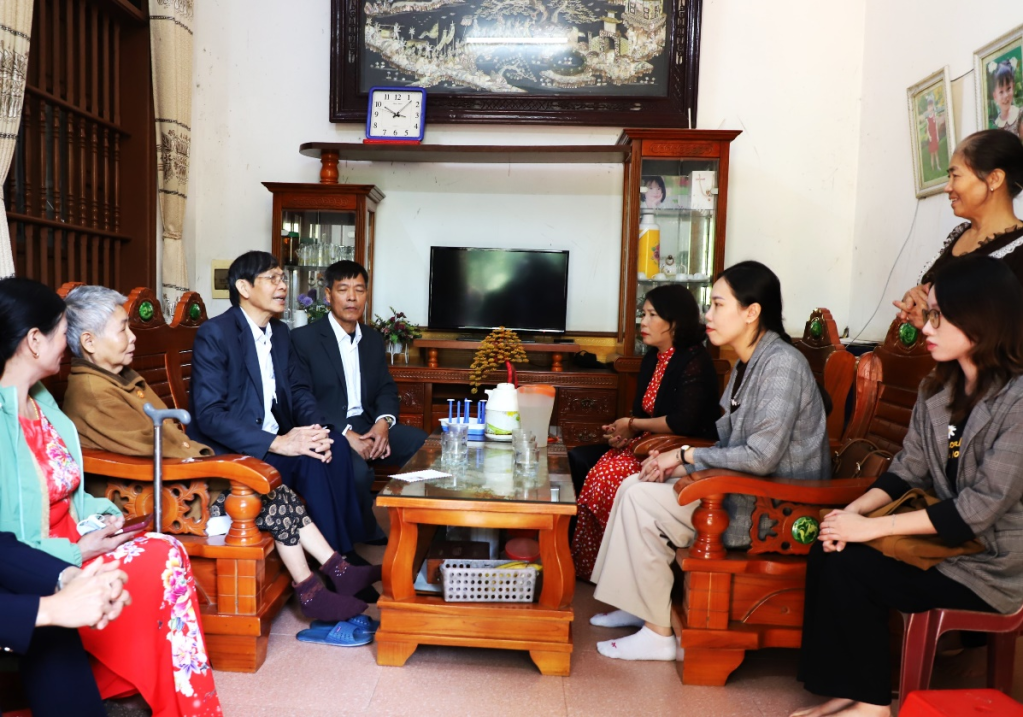 Tham quan mô hình Câu lạc bộ liên thế hệ tự giúp nhau thôn Lương Xá