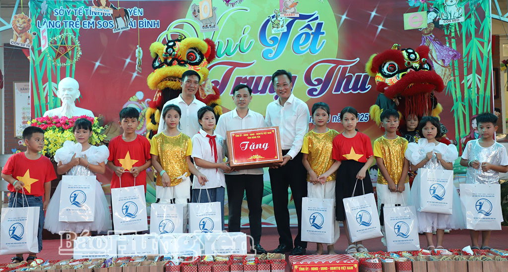 Đồng chí Bí thư Tỉnh ủy Nguyễn Hữu Nghĩa tặng quà Trung thu tại Làng trẻ em SOS Thái Bình