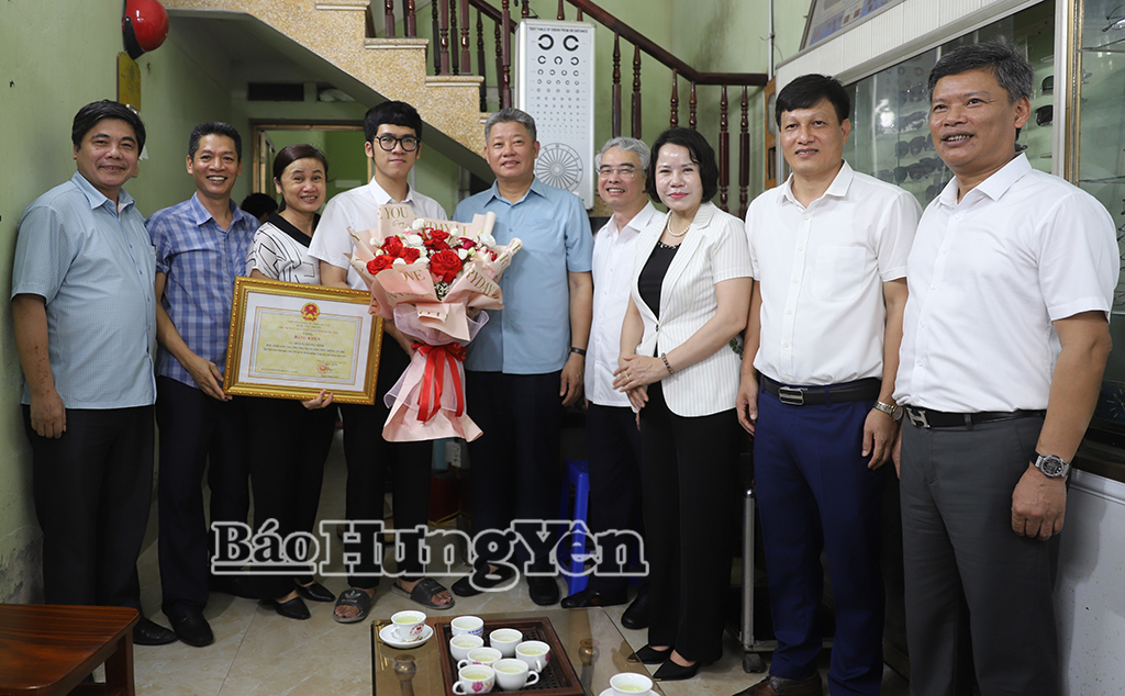 Đồng chí Nguyễn Mạnh Quyền, Phó Bí thư Tỉnh ủy, Chủ tịch UBND tỉnh chúc mừng học sinh đạt thủ khoa toàn quốc tổ hợp A01
