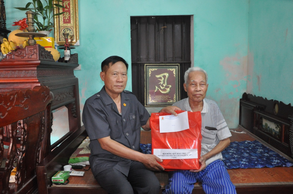 Thăm, tặng quà nạn nhân bị nhiễm chất độc da cam có hoàn cảnh khó khăn tại huyện Yên Mỹ