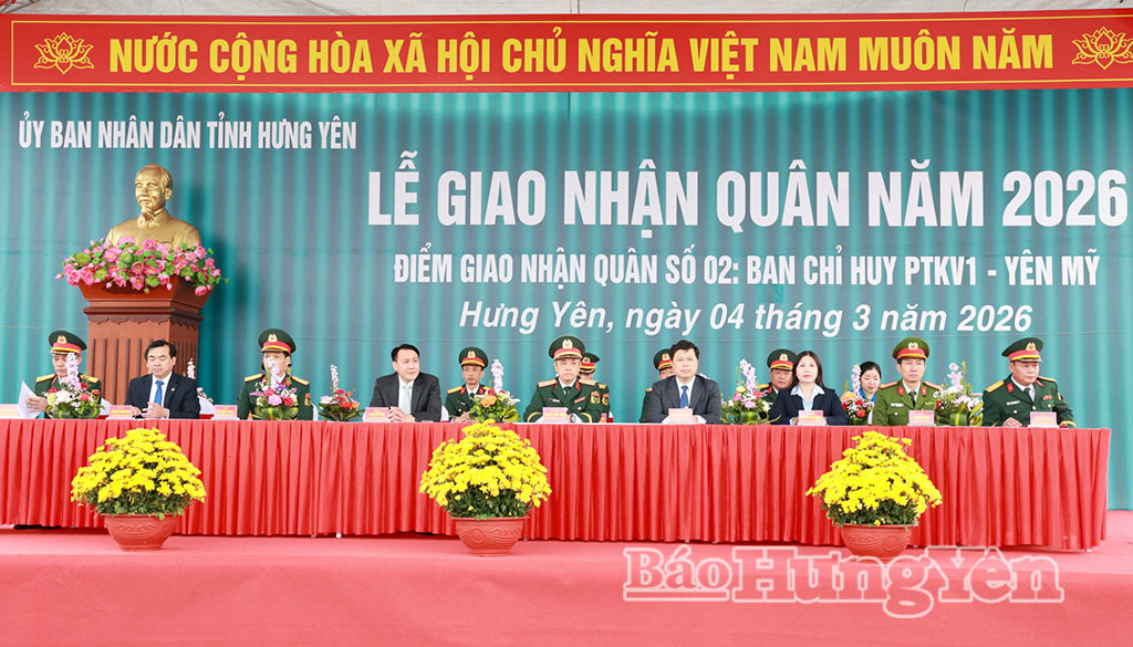 Đồng chí Trần Quốc Toản, Phó Bí thư Thường trực Tỉnh ủy, Chủ tịch Ủy ban MTTQ Việt Nam tỉnh dự lễ giao, nhận quân tại Ban Chỉ huy Phòng thủ khu vực 1 - Yên Mỹ
