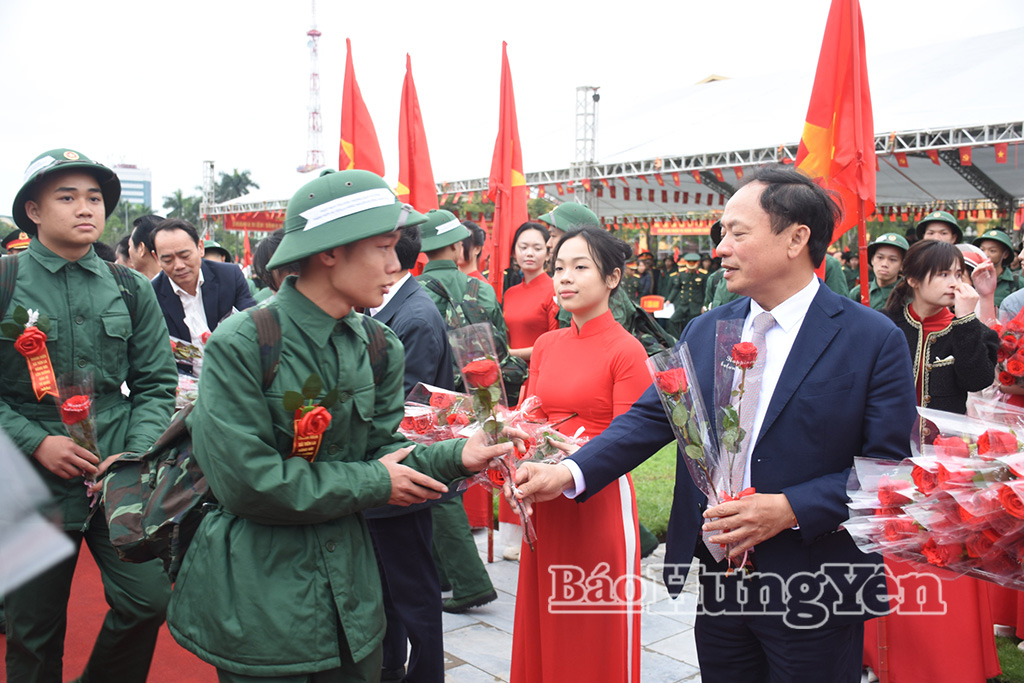 Đồng chí Trần Quốc Văn, Phó Bí thư Tỉnh ủy, Chủ tịch HĐND tỉnh dự lễ giao, nhận quân tại điểm số 04