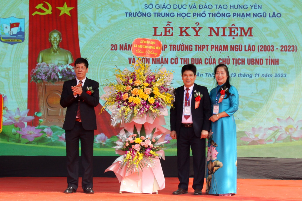 Trường THPT Phạm Ngũ Lão: Kỷ niệm 20 năm thành lập và đón nhận cờ thi đua của UBND tỉnh