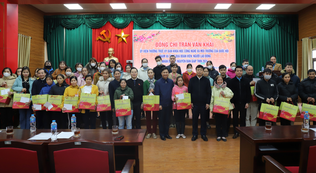 Trao quà Tết tặng 50 đoàn viên, người lao động huyện Phù Cừ