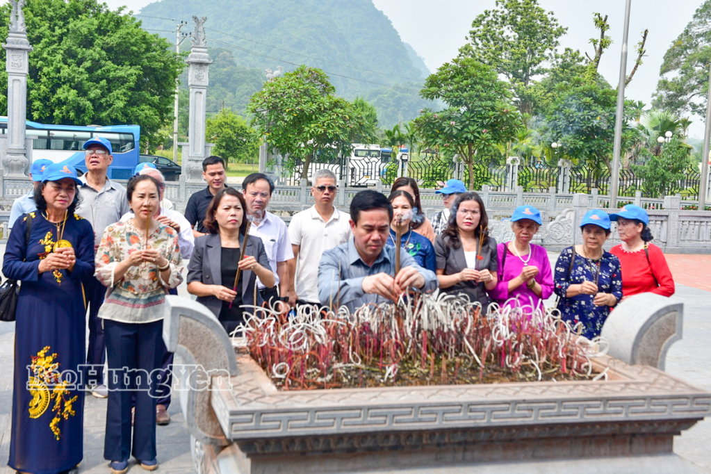 Đoàn đại biểu Quốc hội tỉnh tổ chức chương trình “về nguồn”