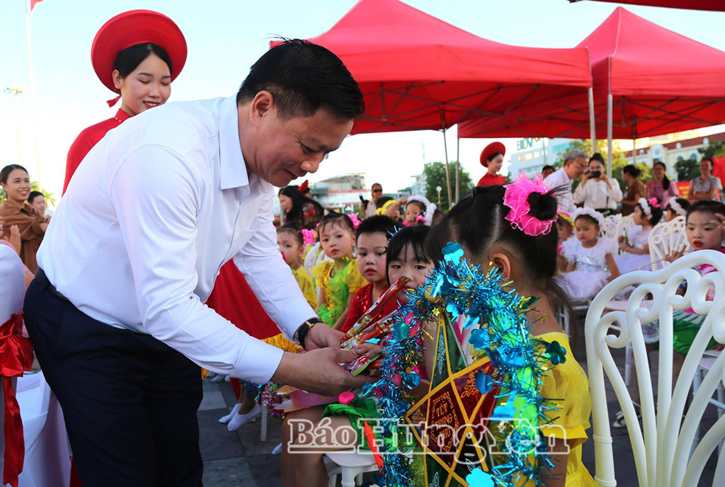 Đồng chí Chủ tịch UBND tỉnh thăm, tặng quà thiếu niên, nhi đồng nhân dịp Tết Trung thu