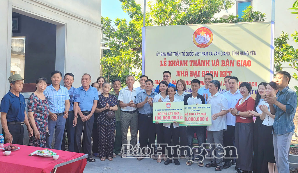 Bàn giao nhà “Đại đoàn kết” cho hộ cận nghèo tại xã Văn Giang