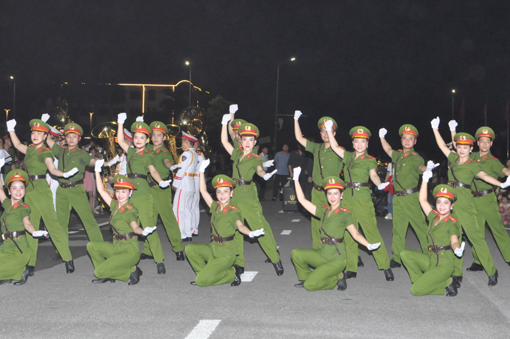 Đoàn nghi lễ Công an nhân dân biểu diễn nhạc kèn diễu hành đường phố tại thành phố Hưng Yên