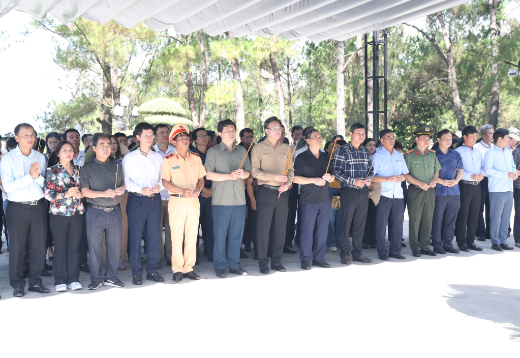 Đoàn cán bộ tỉnh dâng hương, dâng hoa tại Nghĩa trang Liệt sĩ quốc gia Trường Sơn, Nghĩa trang Liệt sĩ quốc gia Đường 9 và một số di tích tại các tỉnh Quảng Bình, Quảng Trị 