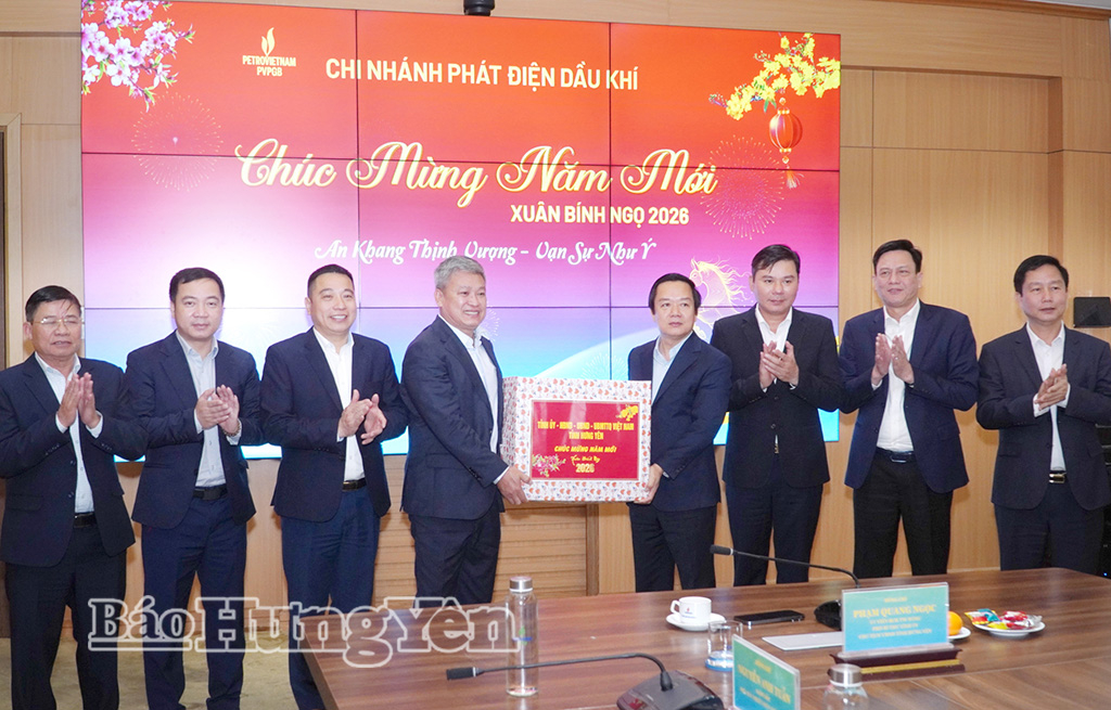 Đồng chí Chủ tịch UBND tỉnh Phạm Quang Ngọc thăm, động viên doanh nghiệp đầu xuân