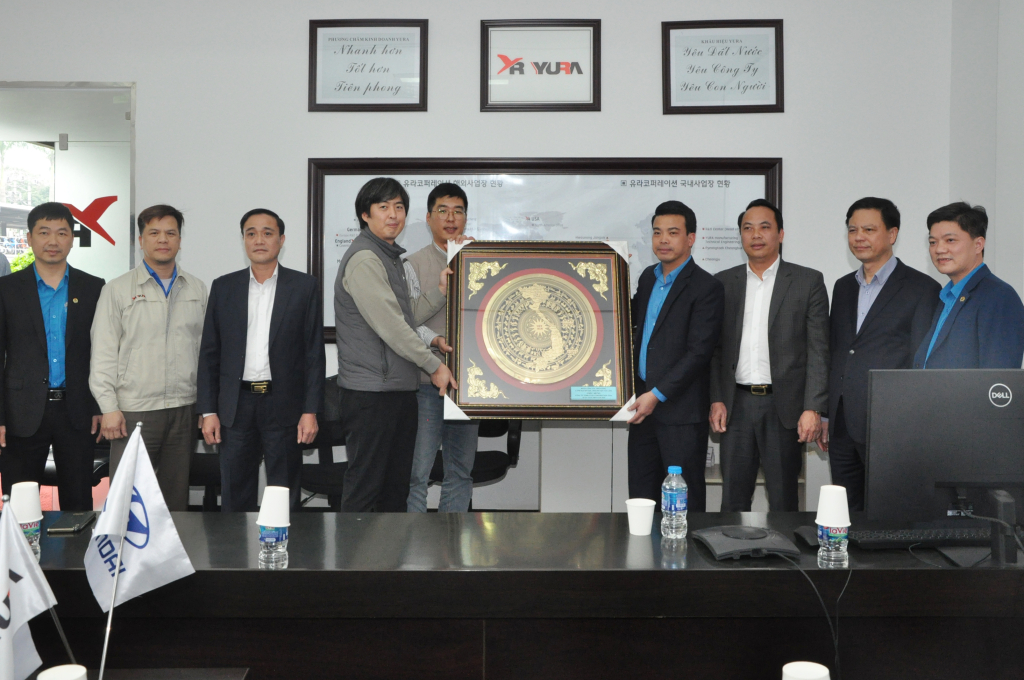 Liên đoàn Lao động (LĐLĐ) tỉnh, huyện Văn Lâm:Thăm, động viên một số doanh nghiệp nhân dịp đầu năm mới