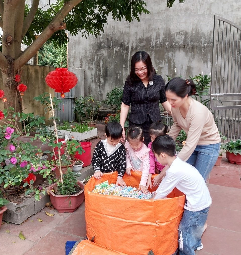 Khoái Châu: Nhóm “Biệt đội sống xanh” với mô hình thu gom, phân loại và tái chế vỏ hộp sữa