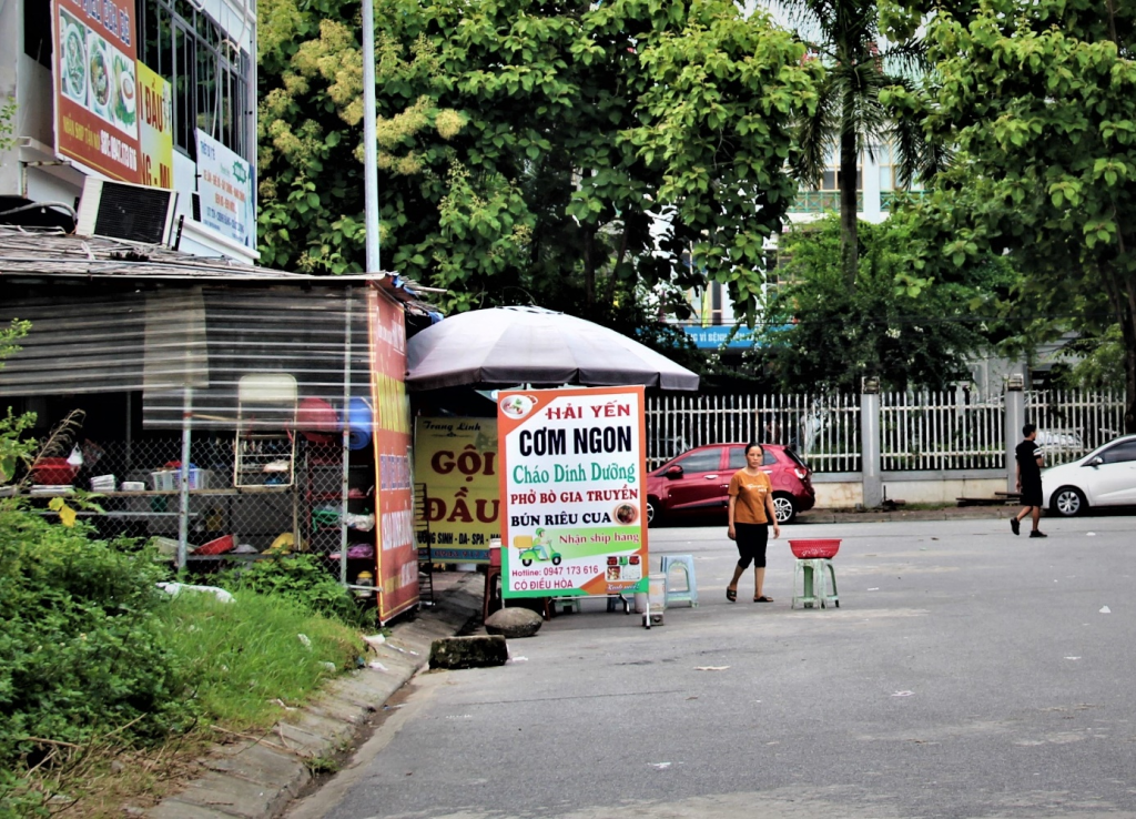 Lấn chiếm vỉa hè, lòng đường khu vực cổng Bệnh viện đa khoa Hưng Hà, phường Lam Sơn (thành phố Hưng Yên)