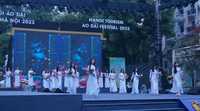 Hãy giữ hồ Hoàn Kiếm mãi là không gian văn hóa