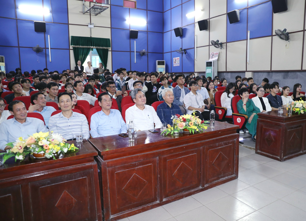 Khởi chiếu bộ phim “Hồng Hà nữ sĩ”