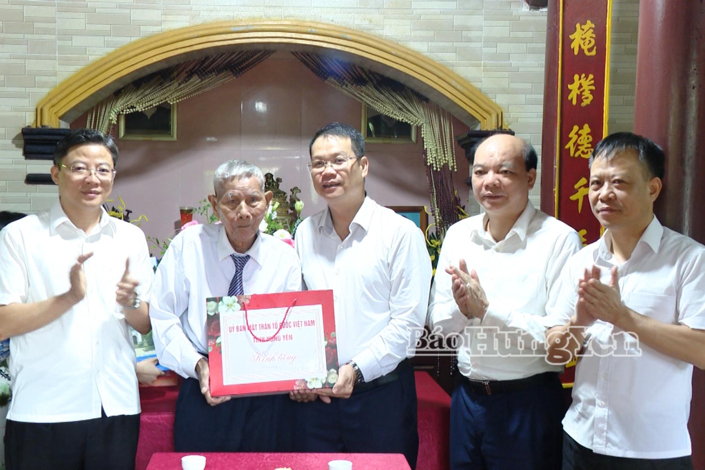 Các đồng chí lãnh đạo tỉnh tặng quà lão thành cách mạng, cán bộ tiền khởi nghĩa