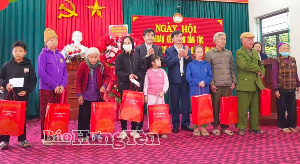 Hưng Yên: Tặng quà 480 hộ nghèo, hộ cận nghèo nhân dịp Ngày hội Đại đoàn kết toàn dân tộc