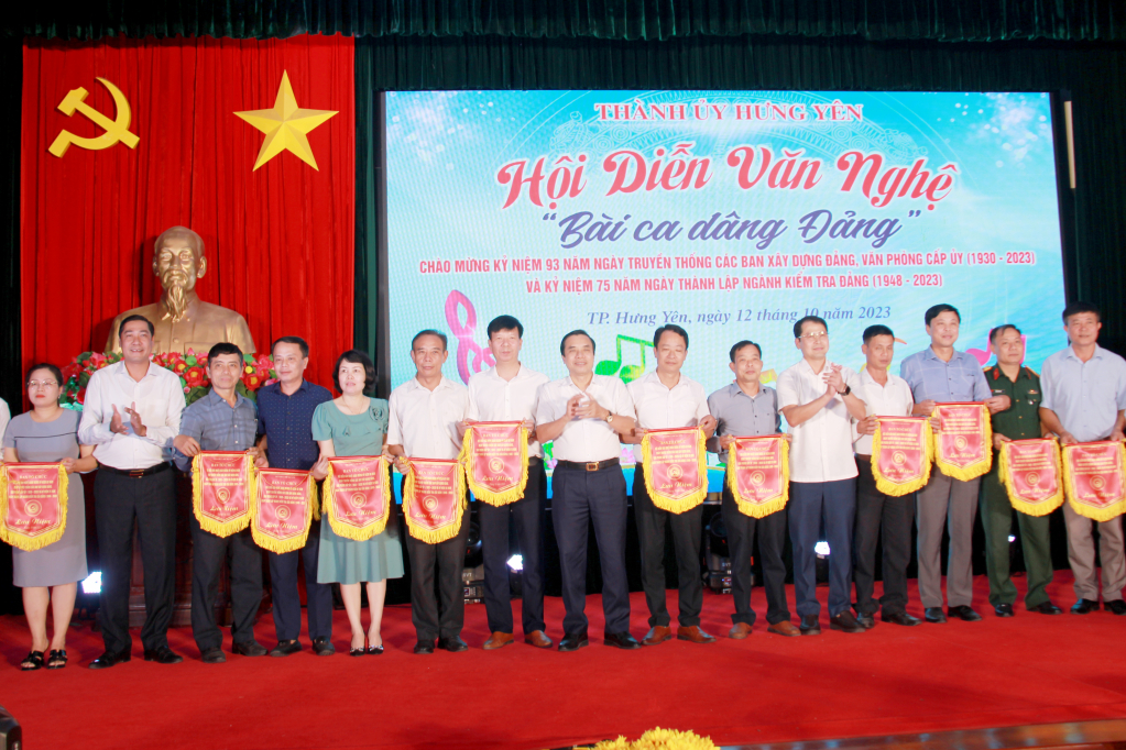 Hội diễn văn nghệ chào mừng kỷ niệm ngày truyền thống các ban xây dựng Đảng, Văn phòng cấp ủy