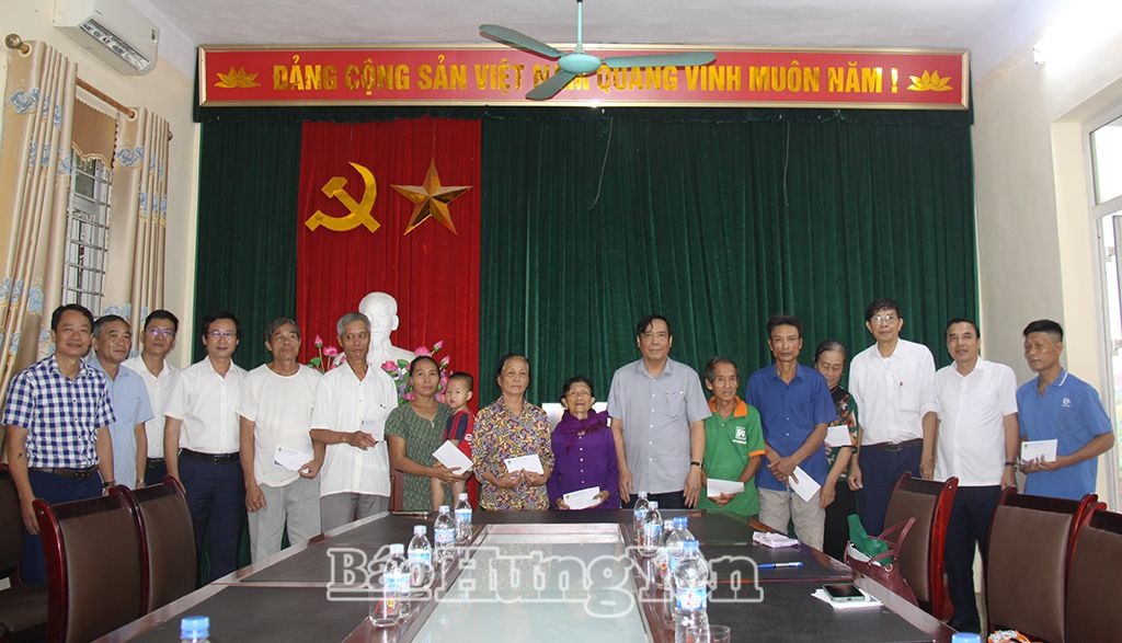 Lãnh đạo Hội Người cao tuổi Việt Nam thăm, tặng quà hỗ trợ người cao tuổi bị ảnh hưởng do cơn bão số 3